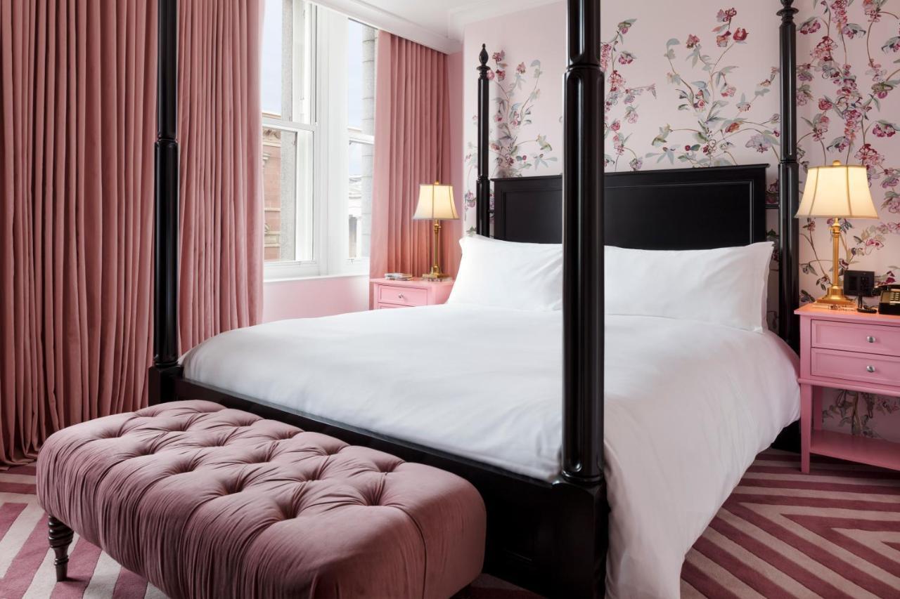 Riggs Washington Dc Hotel Ngoại thất bức ảnh A bedroom at The Carlyle