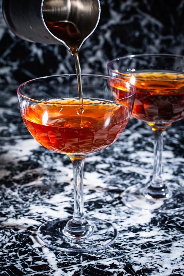 Riggs Washington Dc Hotel Ngoại thất bức ảnh A cognac being poured into a glass