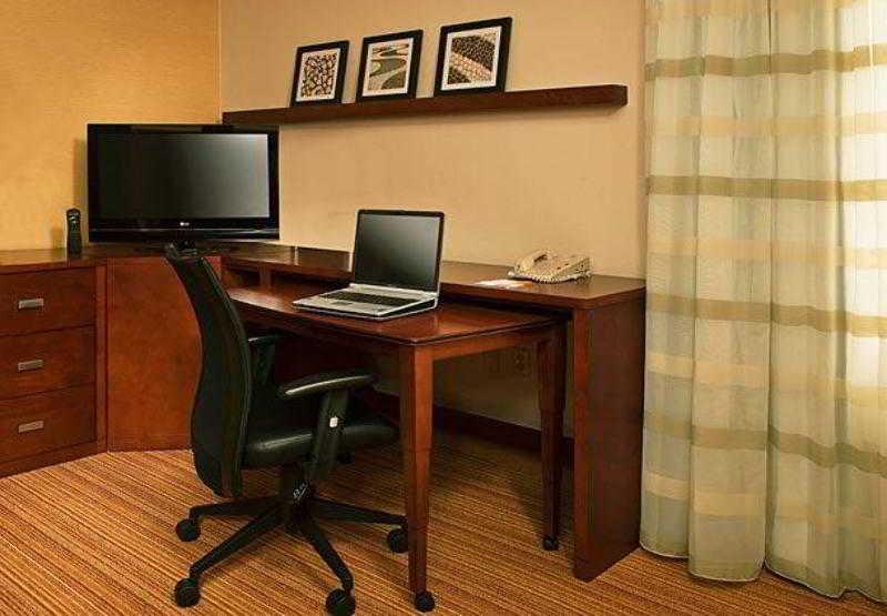 Riggs Washington Dc Hotel Ngoại thất bức ảnh A typical work desk in a Residence Inn